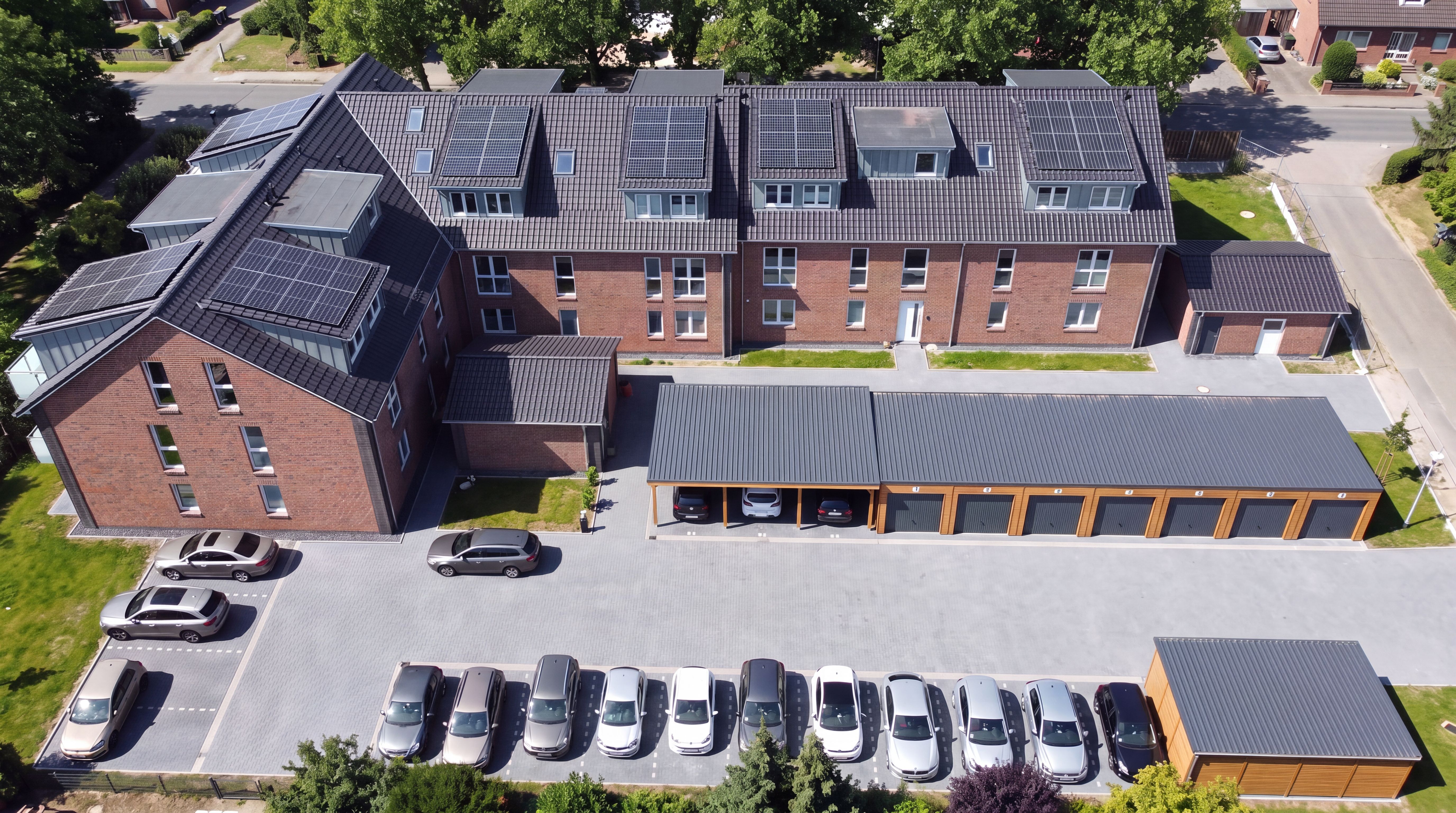 Luftbild Rotkamp 1, 30900 Wedemark – Wohngebäude mit Photovoltaik, Garagen und Stellplätzen